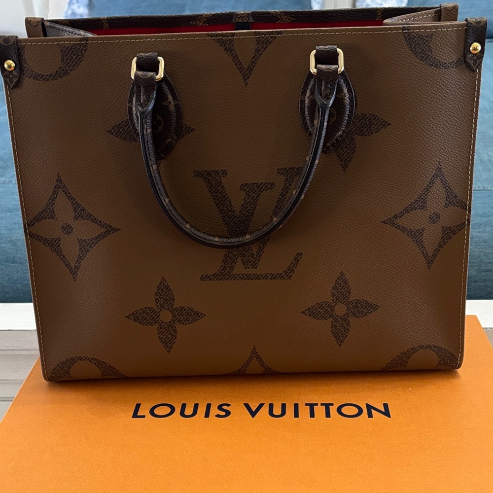 Louis Vuitton On The Go MM Monogram Tote - Picture 4 of 10